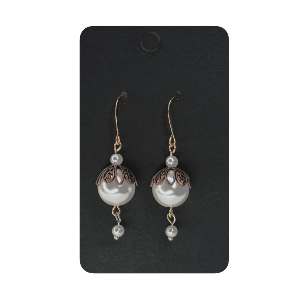 5/$25 😻 Pearl Drop Handmade Dangle Earrings in Gold tone and white faux pearls